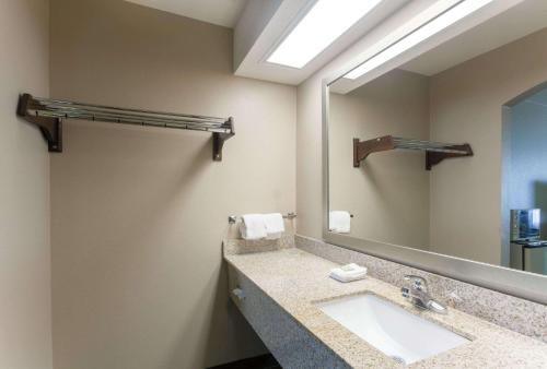 Koupelna v ubytování Super 8 by Wyndham Clarksville Northeast