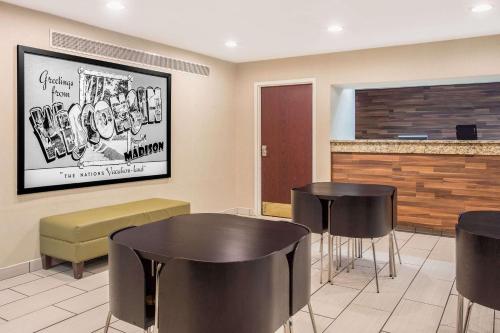 Lounge nebo bar v ubytování Super 8 by Wyndham Madison East