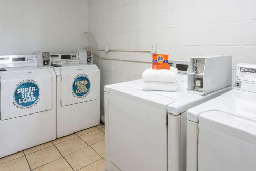 una lavanderia con due lavandini e lavatrice e asciugatrice di Travelodge by Wyndham Virginia Beach a Virginia Beach