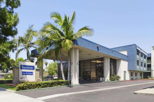 a palm tree in front of a building at Travelodge Inn & Suites by Wyndham Anaheim on Disneyland Dr in Anaheim