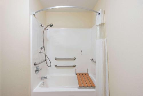 Phòng tắm tại Super 8 by Wyndham Rolla