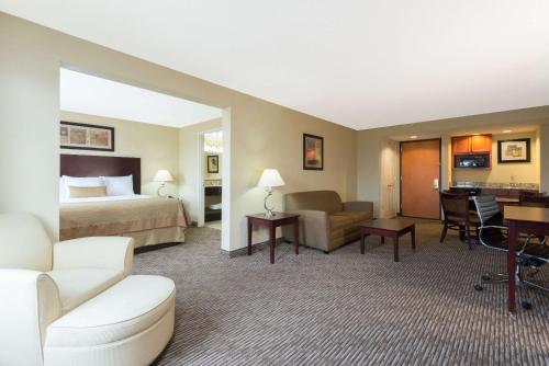 Pokój hotelowy z łóżkiem i biurkiem w obiekcie Wingate by Wyndham Dayton - Fairborn w mieście Fairborn