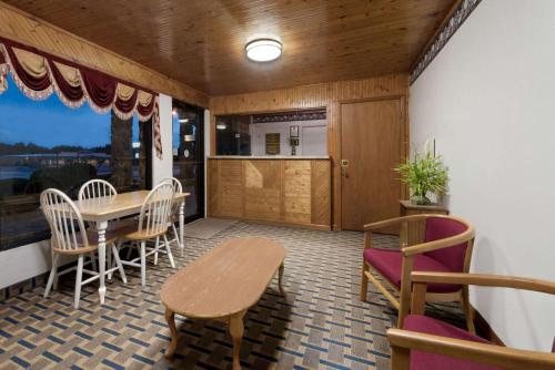 ブラウンウッドにあるPost Oak Innのテーブルと椅子のあるダイニングルーム