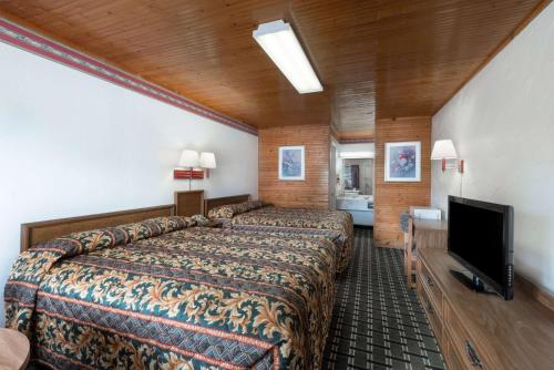 Ένα ή περισσότερα κρεβάτια σε δωμάτιο στο Post Oak Inn