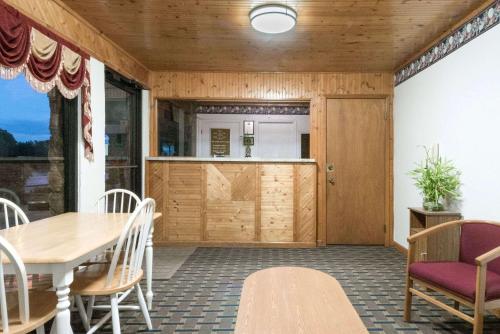 ブラウンウッドにあるPost Oak Innのテーブルと椅子のあるダイニングルーム