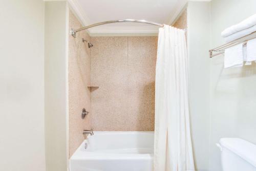 Bilik mandi di Knights Inn Van Horn