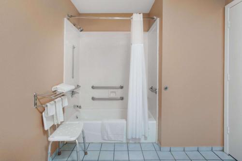 Vannituba majutusasutuses Super 8 by Wyndham Bastrop TX