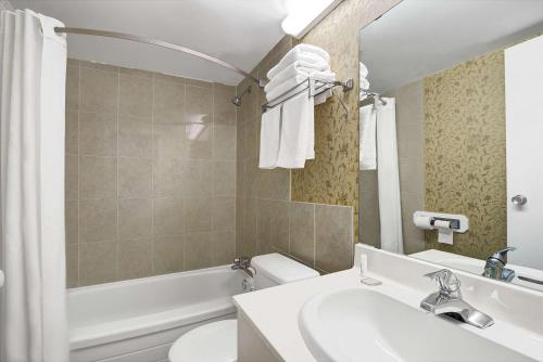 Ένα μπάνιο στο Super 8 by Wyndham Niagara Falls North