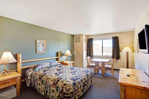 A bed or beds in a room at Topaz Lodge