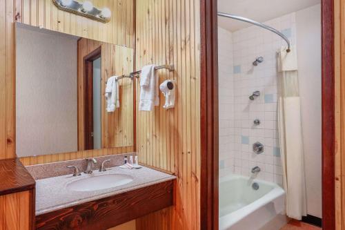 a bathroom with a sink and a bath tub at Howard Johnson by Wyndham Helena in Helena