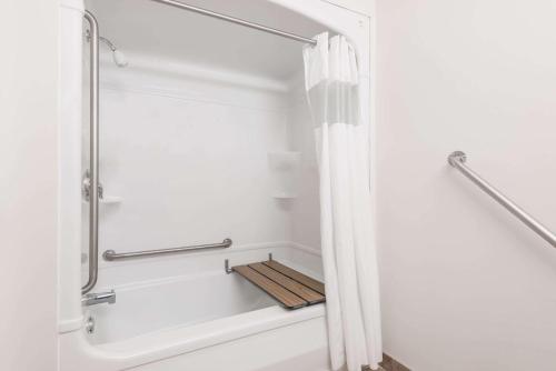 a bathroom with a shower with a shower curtain at London Travel Inn in London