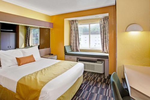 um quarto de hotel com uma cama e uma janela em Microtel Inn & Suites by Wyndham Gatlinburg em Gatlinburg