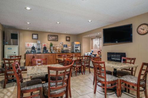 Microtel Inn & Suites by Wyndham Rochester North Mayo Clinicにあるテレビまたはエンターテインメントセンター