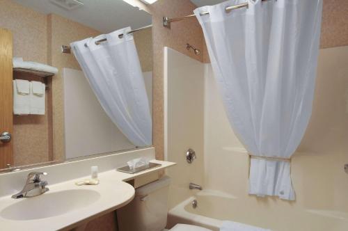 A bathroom at Microtel Inn & Suites by Wyndham Syracuse Baldwinsville
