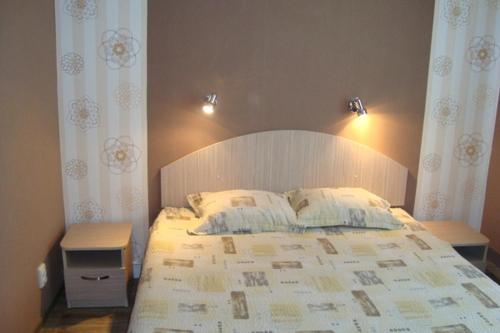 1 dormitorio con 1 cama blanca grande y 2 mesas en Hotel Maritsa, en Lyubimets