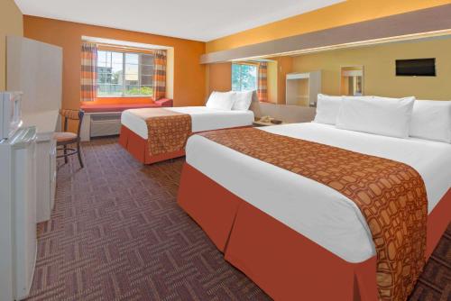 Microtel Inn & Suites by Wyndham Amarillo tesisinde bir odada yatak veya yataklar