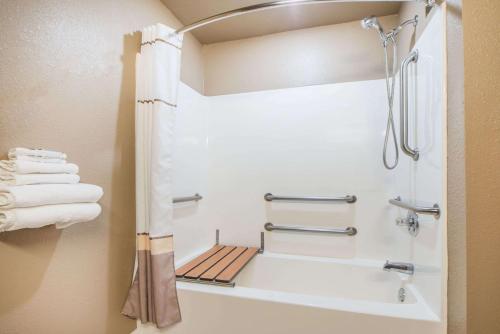 Ванна кімната в Microtel Inn and Suites By Wyndham Miami OK