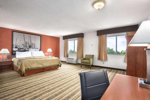 Imagen de la galería de Super 8 by Wyndham West Haven, en West Haven