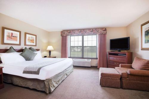 سرير أو أسرّة في غرفة في Wichita West Inn and Suites