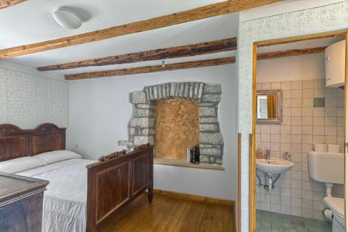 1 dormitorio con cama y lavamanos en Villa Postaja, en Kanfanar