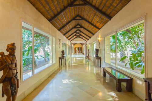 an empty hallway with windows and a ceiling at Africa Jade Thalasso in Korba