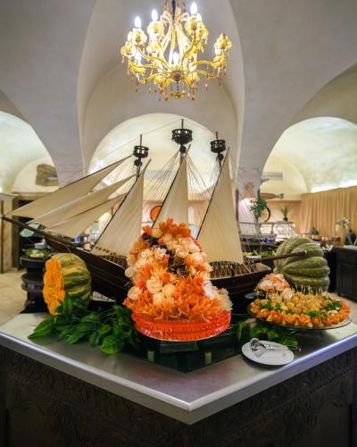 a buffet with a model boat on a table at Africa Jade Thalasso in Korba
