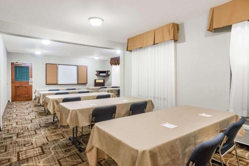 Η κουζίνα ή μικρή κουζίνα στο Hawthorn Extended Stay by Wyndham Seville