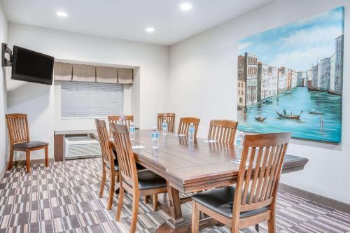 a dining room with a table and chairs at Microtel Inn & Suites by Wyndham Hoover/Birmingham in Hoover