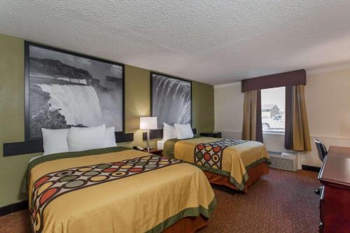 漢堡的住宿－SuperB Hamburg Motel，酒店客房设有两张床和窗户。