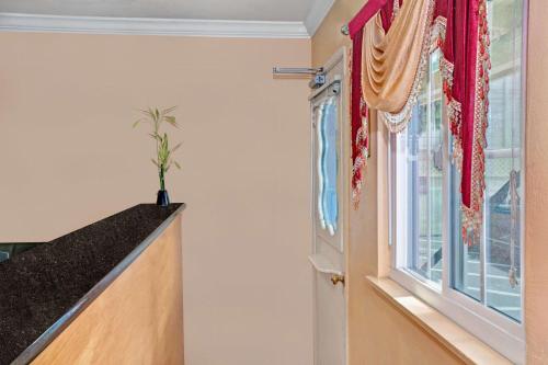 Super 8 by Wyndham Berkeley – Photos 3