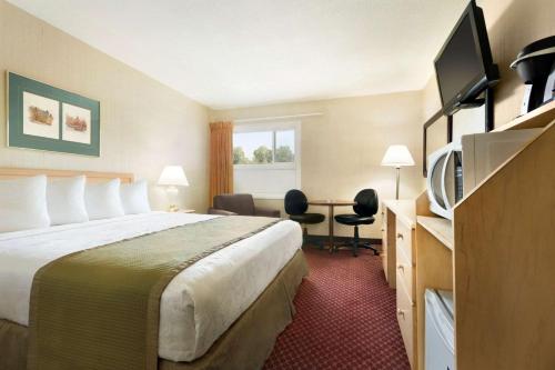 Μια τηλεόραση ή/και κέντρο ψυχαγωγίας στο Travelodge by Wyndham Lethbridge
