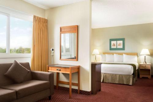 Ένα ή περισσότερα κρεβάτια σε δωμάτιο στο Travelodge by Wyndham Lethbridge