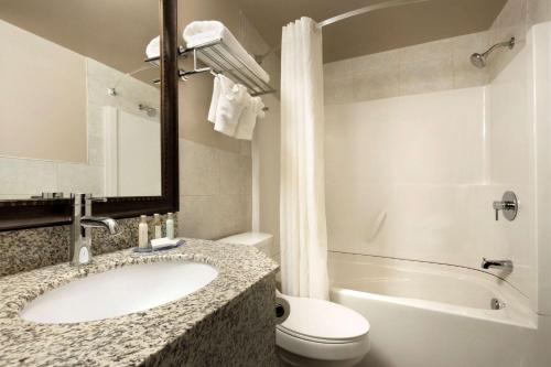 Bathroom sa Travelodge by Wyndham Lethbridge