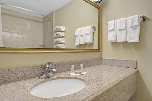 Et badeværelse på Super 8 by Wyndham Monticello