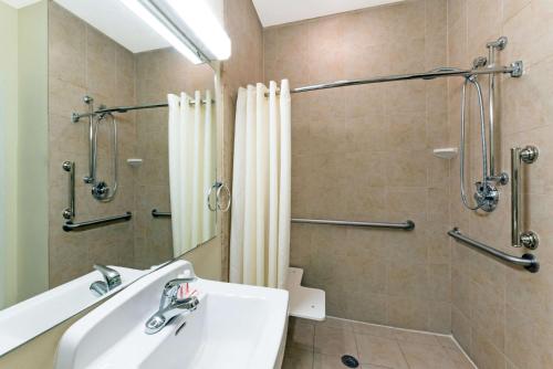 y baño con lavabo y ducha. en Microtel Inn and Suites Eagle Pass, en Eagle Pass