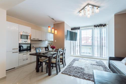 Kuchyňa alebo kuchynka v ubytovaní Apartament Osiedle Bałtyk