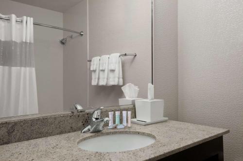 Hubbard的住宿－俄亥俄州哈伯德酒店，一间带水槽和镜子的浴室