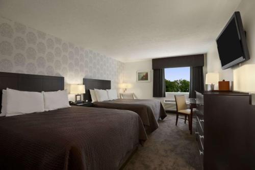 Hubbard的住宿－俄亥俄州哈伯德酒店，酒店客房设有两张床和一台平面电视。