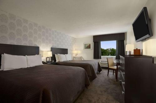 Katil atau katil-katil dalam bilik di Travelodge by Wyndham Hubbard OH