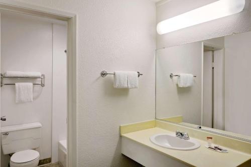Vonios kambarys apgyvendinimo įstaigoje Lake Place Inn Lake Havasu City