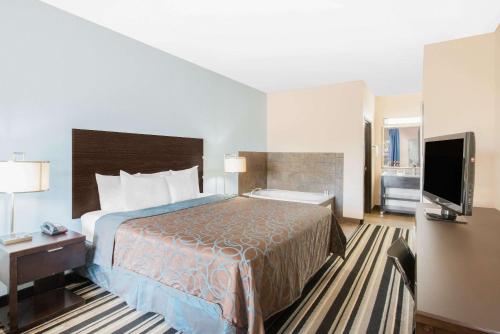 Ένα ή περισσότερα κρεβάτια σε δωμάτιο στο Super 8 by Wyndham Dilley TX