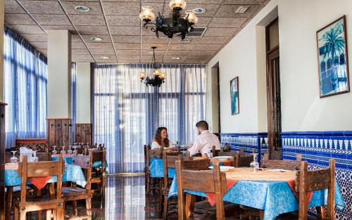 twee mensen aan tafel in een restaurant bij Balneario San Nicolas in Alhama de Almería
