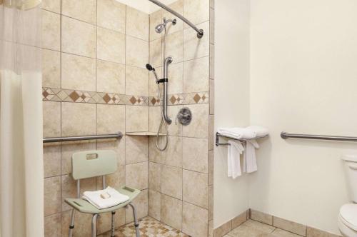 Koupelna v ubytování Howard Johnson by Wyndham Lubbock TX