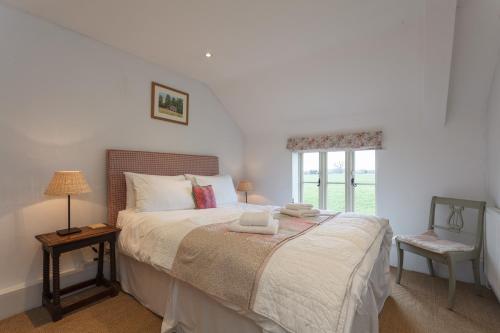 A bed or beds in a room at Plum Cottage - Vivre Retreats