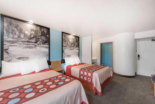 ein Hotelzimmer mit 2 Betten in einem Zimmer in der Unterkunft Super 8 by Wyndham Show Low in Show Low