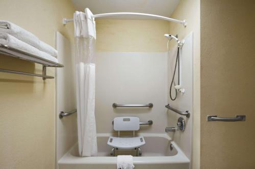 Bilik mandi di Quality Inn Covington