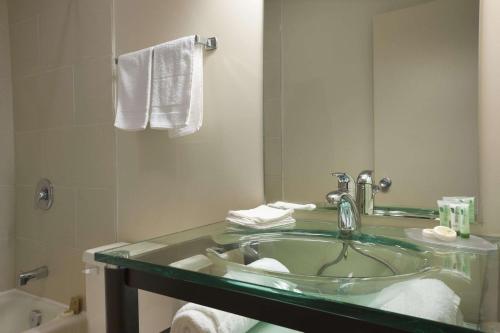 Ett badrum på Travelodge by Wyndham Kapuskasing
