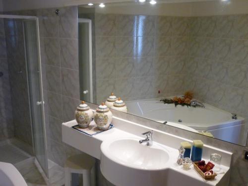 a white sink sitting under a mirror in a bathroom at Hotel In Sylvis in Sesto al Reghena