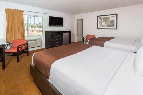 Ένα ή περισσότερα κρεβάτια σε δωμάτιο στο Adara Palm Springs