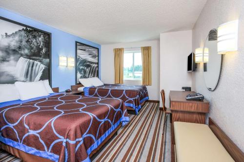 um quarto de hotel com duas camas e uma secretária em Super 8 by Wyndham Sault Ste. Marie em Sault Ste. Marie